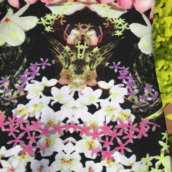 Maggy London Hourglass Form Fitting Flower Dress - Picture 2 of 7